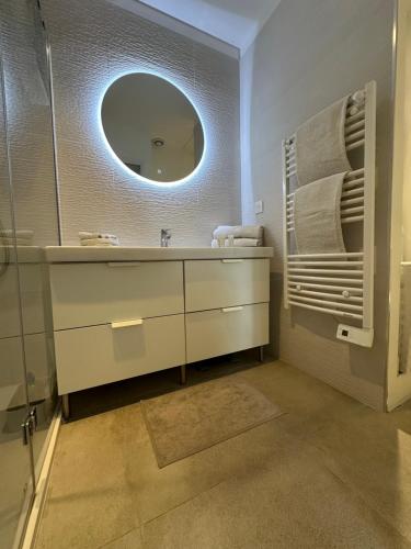 une salle de bain avec un lavabo et un miroir dans l'établissement Maison 4pièces -Haut Standing CANNES, à Cannes
