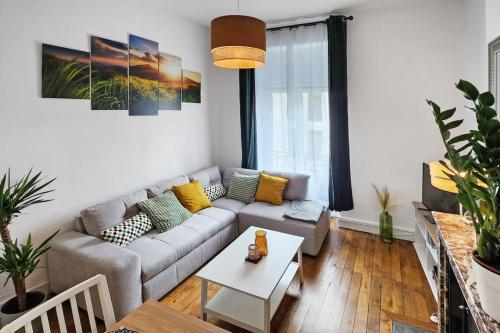 un salon avec un canapé et une table dans l'établissement Charpennes Cocooning, à Villeurbanne