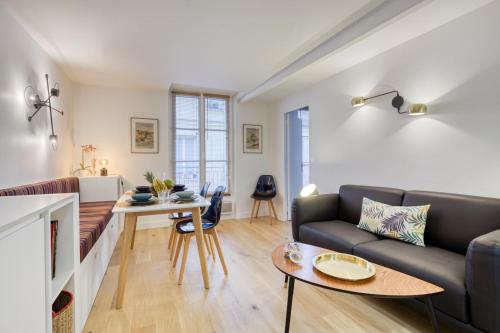 un salon avec un canapé et une table dans l'établissement Le Roi soleil - En plein centre à 5 min du Château, à Versailles