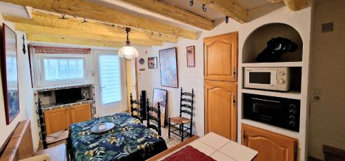 Cette petite chambre dispose d'un canapé et d'un four micro-ondes. dans l'établissement Maison de ville sur 2 niveaux - 2 chambres - terrasse tropézienne, à Saintes-Maries-de-la-Mer