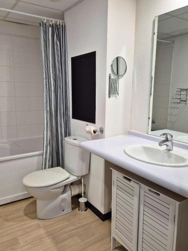 une salle de bain avec toilettes et lavabo dans l'établissement BelleÉtoile - Wifi - Clim - Vue, à Lourdes