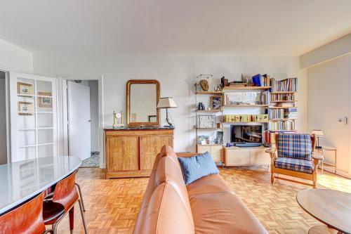 una sala de estar con un sofá y una mesa en Comfort, bright and view Eiffel Tower - Levallois, en Levallois-Perret