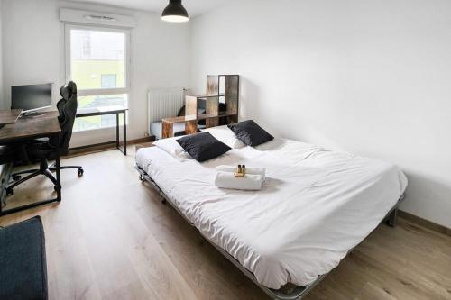 - une chambre avec un lit, un bureau et un ordinateur dans l'établissement Pixell Grand Lyon, à Villeurbanne
