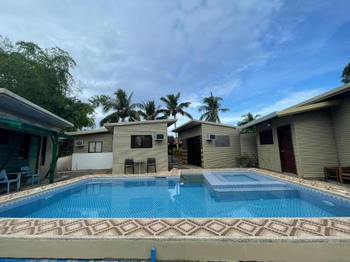 una piscina davanti a una casa di 13 ways Room Rentals a Panglao