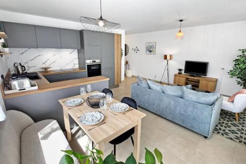 un salon avec un canapé et une table dans l'établissement Sous le cèdre, à Villeurbanne