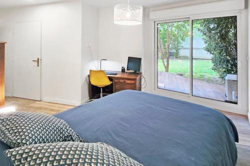 une chambre avec un lit, un bureau et une fenêtre dans l'établissement Oasis Citadine, à Villeurbanne