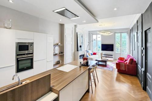 une cuisine avec des armoires blanches et un comptoir dans l'établissement Place Carnot, à Lyon