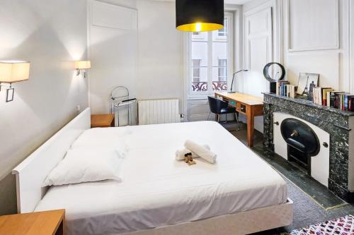 - une chambre avec un lit avec une croix dans l'établissement Place Carnot, à Lyon