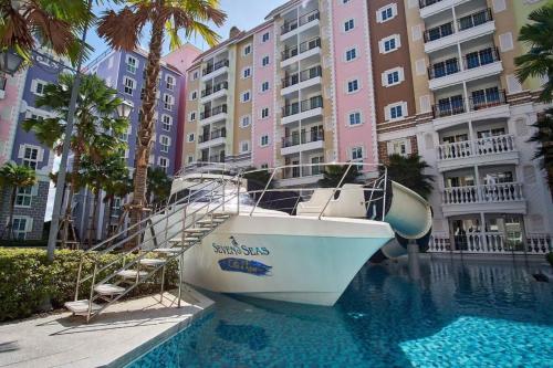 Πισίνα στο ή κοντά στο Seven Seas Cote d'Azur Family-friendly one bedroom with Pool& Gym Steps to Beach