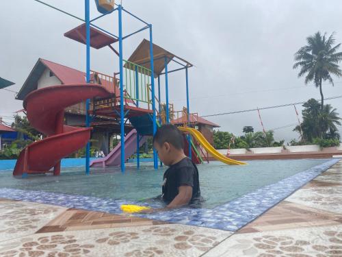 Kolam renang di atau dekat dengan Villa Kayu Razka