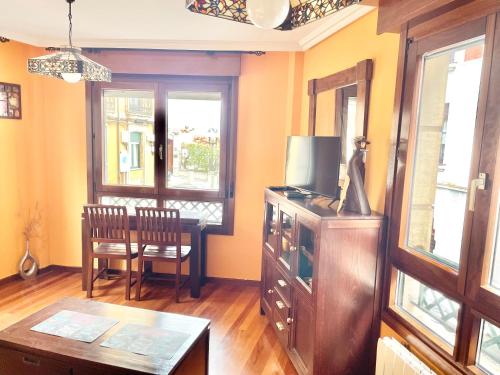 een woonkamer met een tafel en een eetkamer bij Apartamento Cimadevilla 22 in Gijón