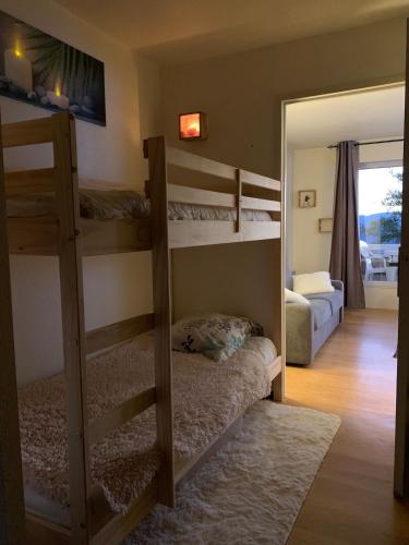 - une chambre avec 2 lits superposés et un salon dans l'établissement Appartement Cosy Hypercentre vue sur les montagnes, à Font-Romeu-Odeillo-Via