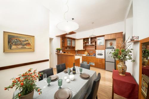 une cuisine et une salle à manger avec une table et des chaises dans l'établissement Villa Artur heritage - Luxury apartment, à Rijeka