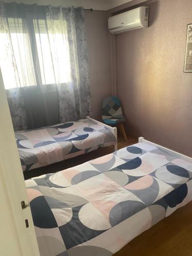 - une chambre avec 2 lits et une chaise dans l'établissement Belle maison bord de la mere Canet, à Canet