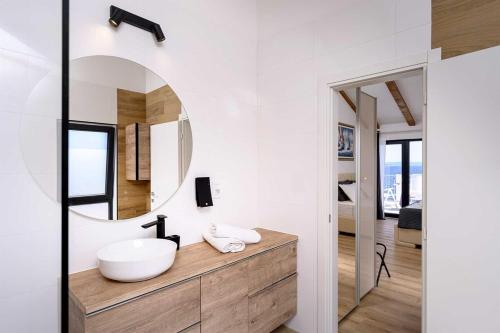 ein Badezimmer mit Waschbecken und Spiegel in der Unterkunft Villa Dolce Vita in Ivan Dolac