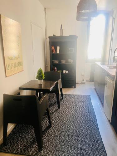 - un salon avec une table, une table et des chaises dans l'établissement 2- Le chêne bleu, à Poitiers