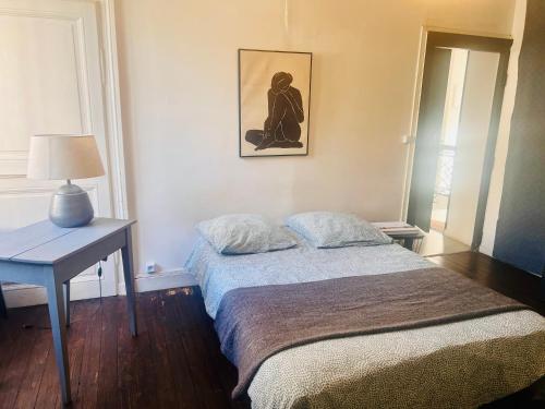 Ένα ή περισσότερα κρεβάτια σε δωμάτιο στο 2- Le chêne bleu