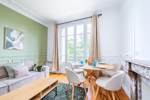 un salon avec un canapé et une table dans l'établissement Grand New Apartment in Puteaux - III, à Puteaux