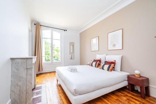 une chambre blanche avec un grand lit et une fenêtre dans l'établissement Grand New Apartment in Puteaux - III, à Puteaux
