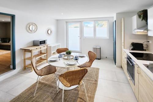 une cuisine et une salle à manger avec une table et des chaises dans l'établissement Eurexpo 1ch, à Bron