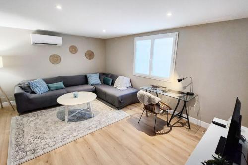 un salon avec un canapé et une table dans l'établissement Eurexpo 1ch, à Bron