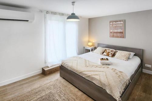 une chambre avec un grand lit et une fenêtre dans l'établissement Eurexpo 1ch, à Bron