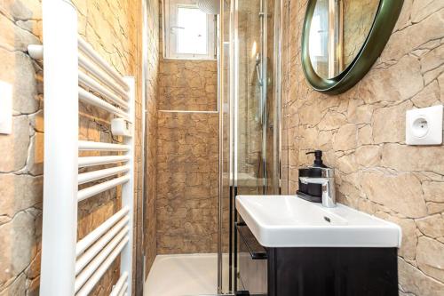 une salle de bain avec un lavabo et une douche dans l'établissement Grand New Apartment in Puteaux - III, à Puteaux