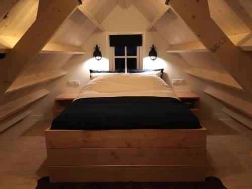 Postel nebo postele na pokoji v ubytování IT ÚT FAN HÚSKE - met hottub in hartje Friesland