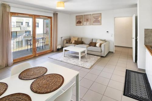 un salon avec un canapé et une table dans l'établissement Cosy Arborea, à Bron