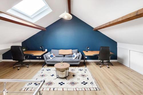 - un salon avec un mur bleu, 2 bureaux et un canapé dans l'établissement Eurexpo 3ch, à Bron