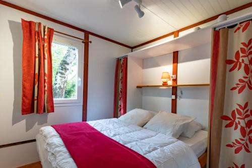 Ένα ή περισσότερα κρεβάτια σε δωμάτιο στο Les Chalets d'Argentouleau