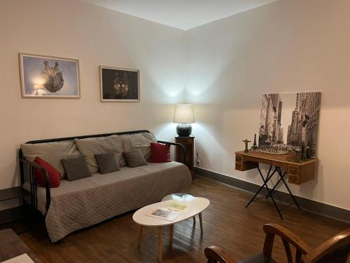 un salon avec un canapé et une table dans l'établissement Ne restez pas à quai, à Tours