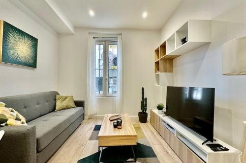 Studio NEUF proche METRO