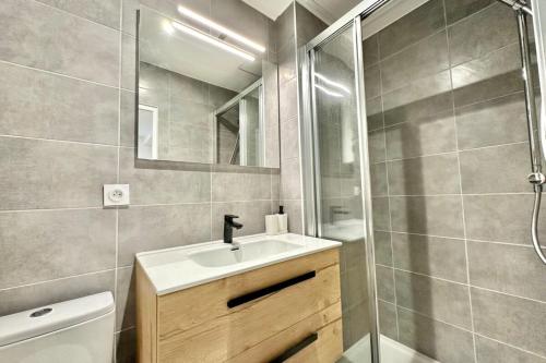 une salle de bain avec un lavabo et une douche dans l'établissement Studio NEUF proche METRO, à Villeurbanne