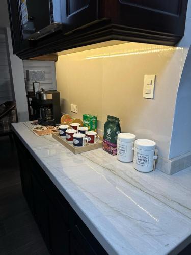 blat kuchenny z jedzeniem i kubkami na nim w obiekcie Millers Townhouse w mieście Ibarra