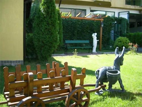 Taman di luar Семеен Хотел Надежда
