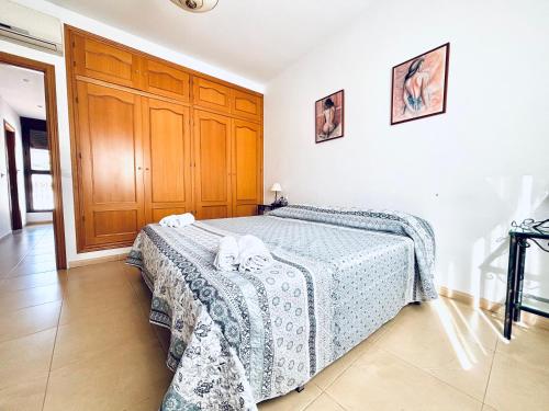 Un dormitorio con una cama con una manta azul. en La Casa del Cuco, en Almodóvar del Río