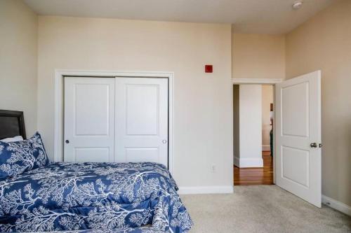 a bedroom with a bed and two white doors at Harbor apartments Free indoor Parking in Baltimore