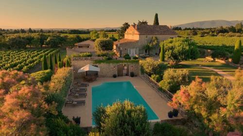 - une vue aérienne sur un domaine avec une piscine dans l'établissement Mas de Saint Pierre, à Visan