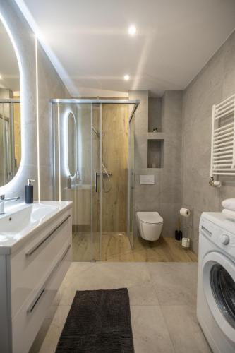 a bathroom with a shower and a sink and a toilet at VIP APARTAMENTY Lubelska in Rzeszów