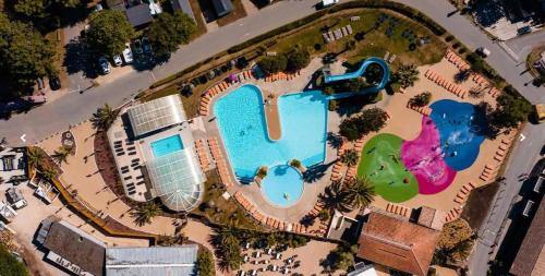 une vue aérienne d'une piscine dans un complexe hôtelier dans l'établissement Franck's tiny house Les Viviers, à Lège-Cap-Ferret