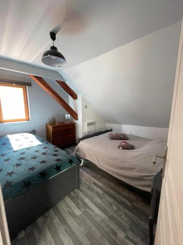 une chambre avec un grand lit et une fenêtre dans l'établissement Grange rénovée où l’on s’y sent bien !, à Chorges