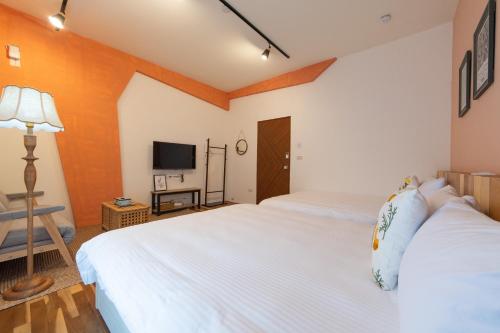 Una cama o camas en una habitación de 山沐三薰 2館 可包棟含蔬食早餐