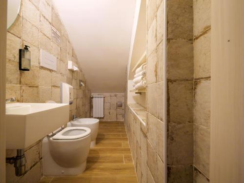 Un baño de Hotel Bamby