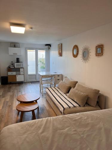un salon avec un canapé et une table dans l'établissement Studio avec terrasse Saint Martin de Ré, à Saint-Martin-de-Ré