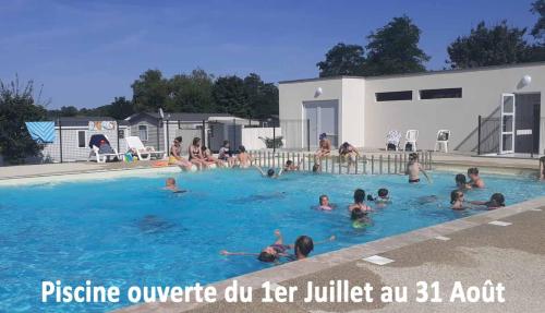 un groupe de personnes dans une piscine dans l'établissement Camping Au Lac d'Hautibus, à Argenton-Château