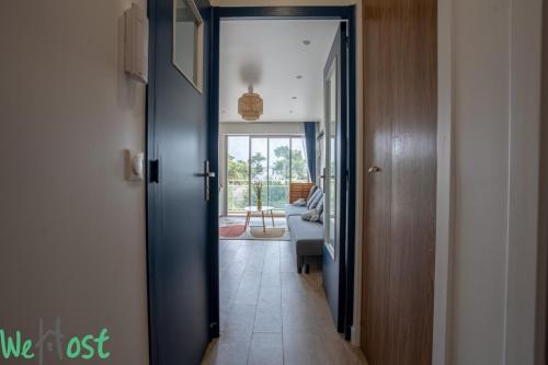 un pasillo con una puerta que conduce a una sala de estar en TAMARIS -Proche mer-2p, en La Baule