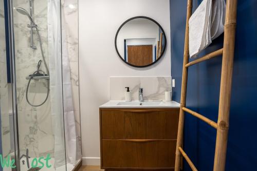 un baño con lavabo y espejo en TAMARIS -Proche mer-2p, en La Baule