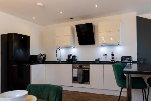 Trendy city centre apartment with free parking photo 13