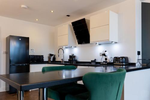 Trendy city centre apartment with free parking photo 12